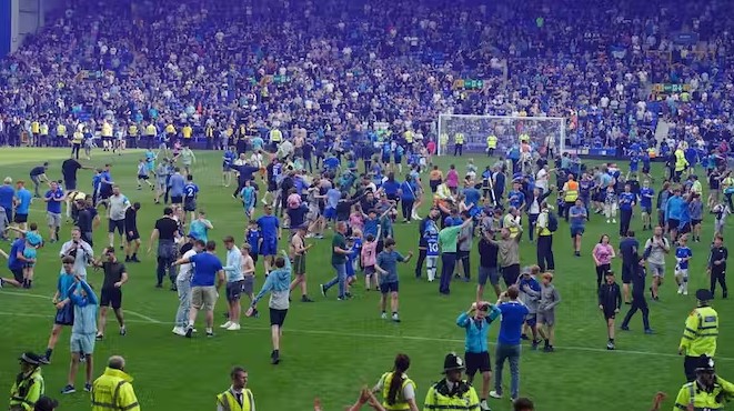 NHM Everton tràn vào sân ăn mừng đội nhà trụ hạng thành công
