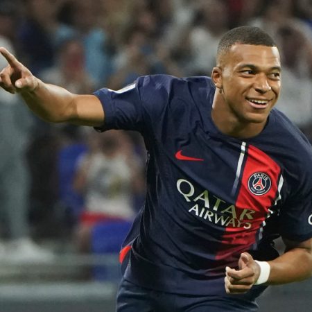 PSG thăng hoa với cú đúp của Mbappe